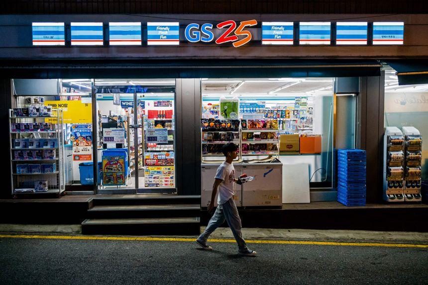 GS25 convenience store with stocked shelves and delivery boxes outside, illustrating the difference between visible inventory, restocking activity, and actual order-fulfillment readiness.